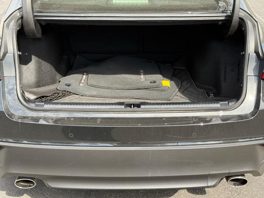 Lexus IS Vehicle Full-screen Gallery Image 07