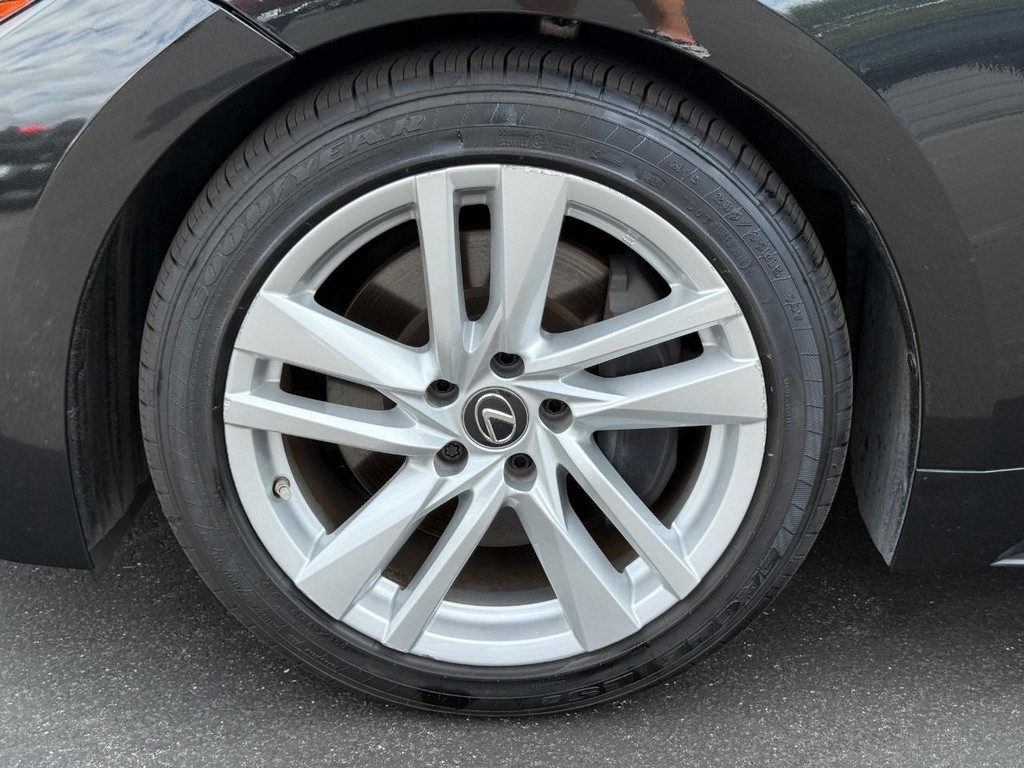 Lexus IS Vehicle Full-screen Gallery Image 08