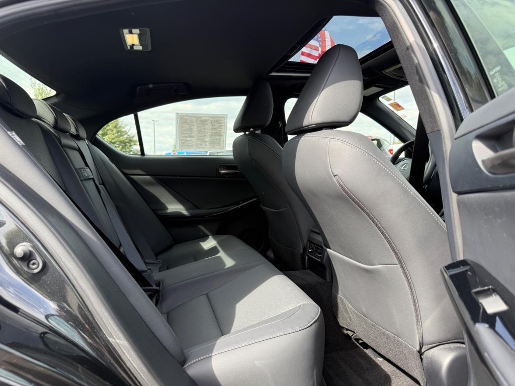 Lexus IS Vehicle Full-screen Gallery Image 11