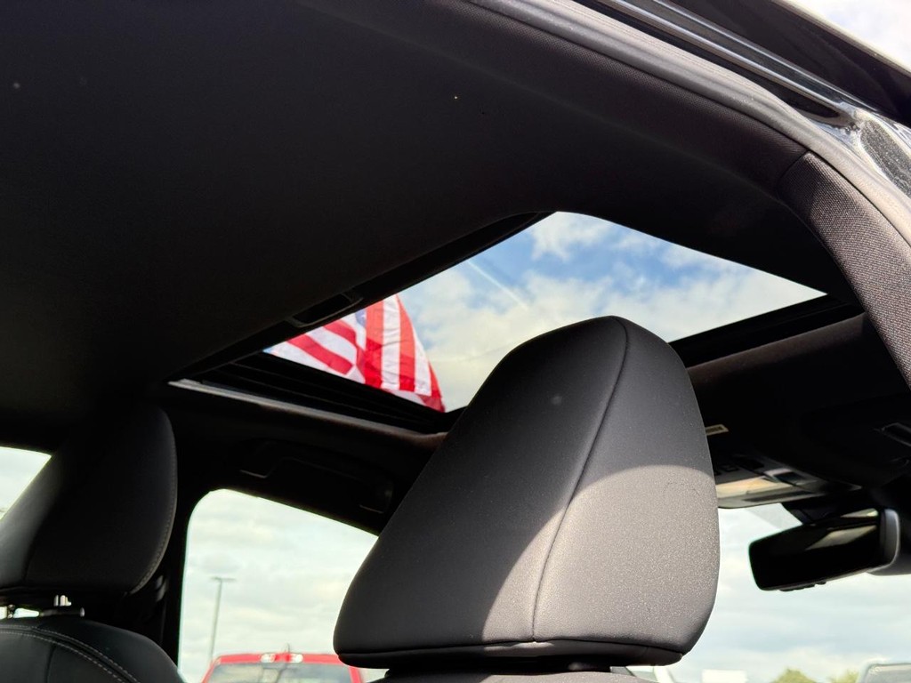 Lexus IS Vehicle Full-screen Gallery Image 12