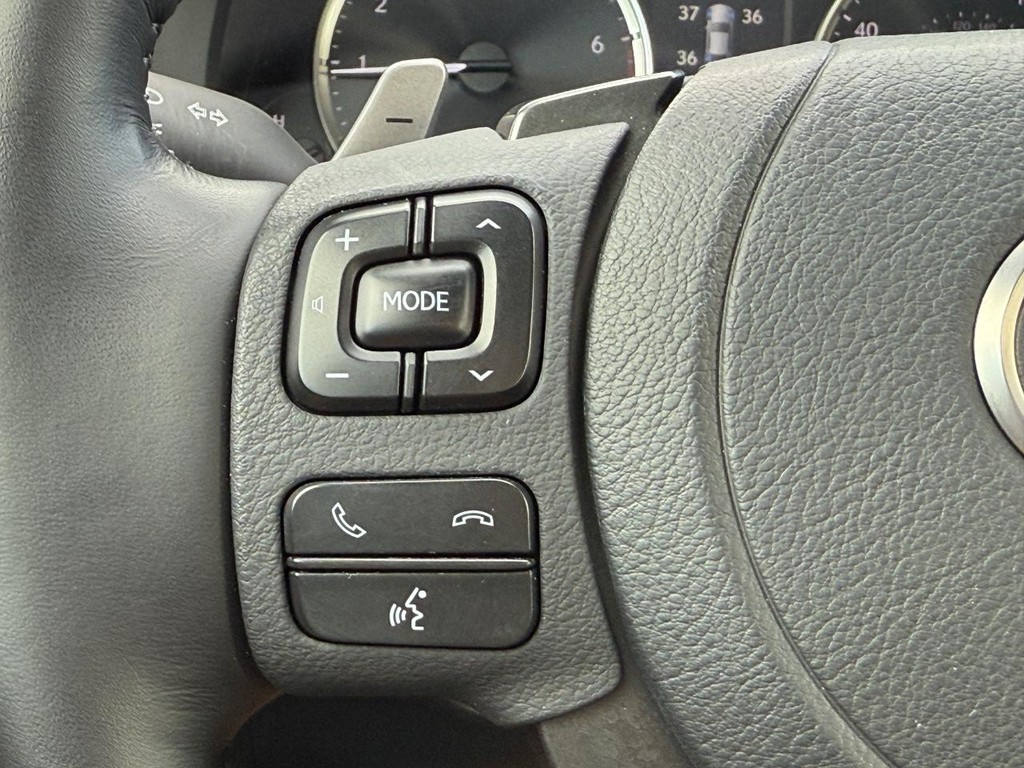 Lexus IS Vehicle Full-screen Gallery Image 15