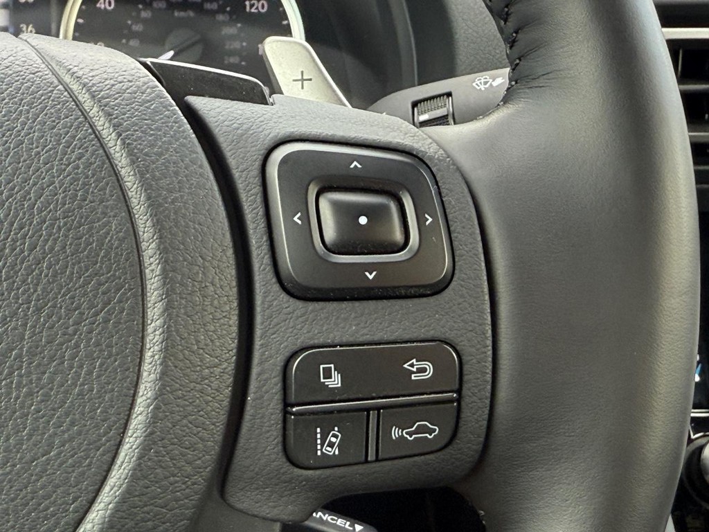 Lexus IS Vehicle Full-screen Gallery Image 16