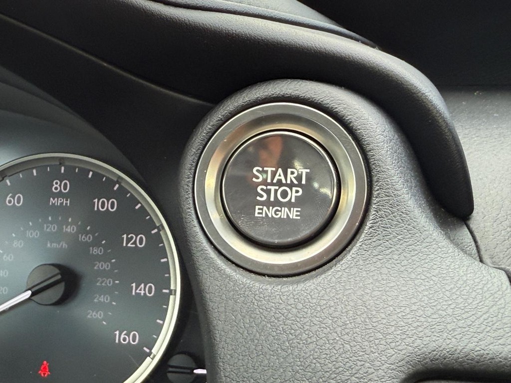 Lexus IS Vehicle Full-screen Gallery Image 17