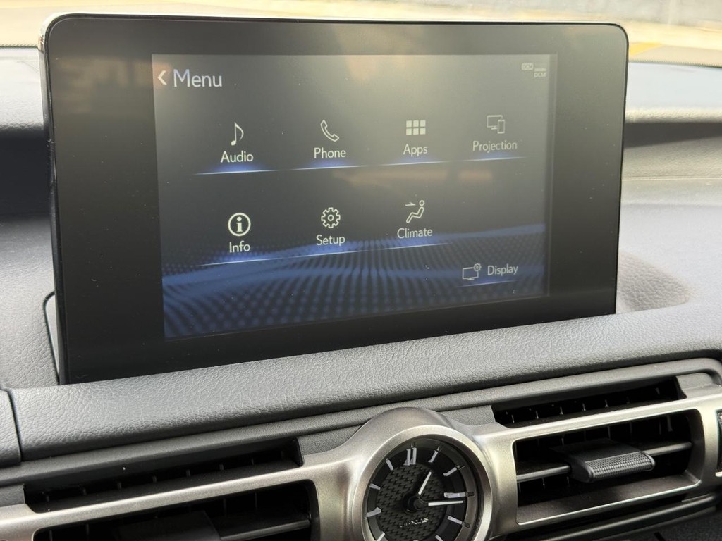 Lexus IS Vehicle Full-screen Gallery Image 18