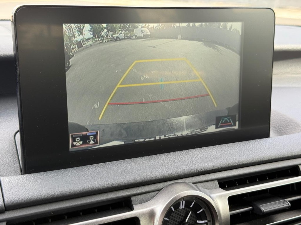 Lexus IS Vehicle Full-screen Gallery Image 19