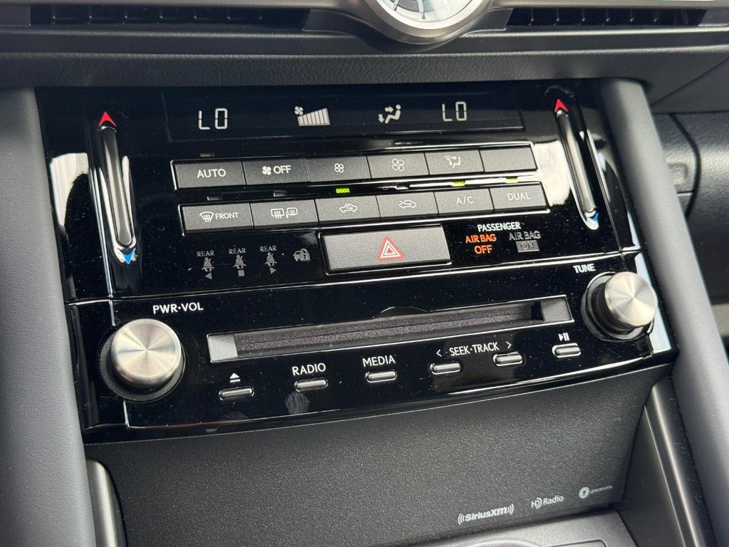 Lexus IS Vehicle Full-screen Gallery Image 20