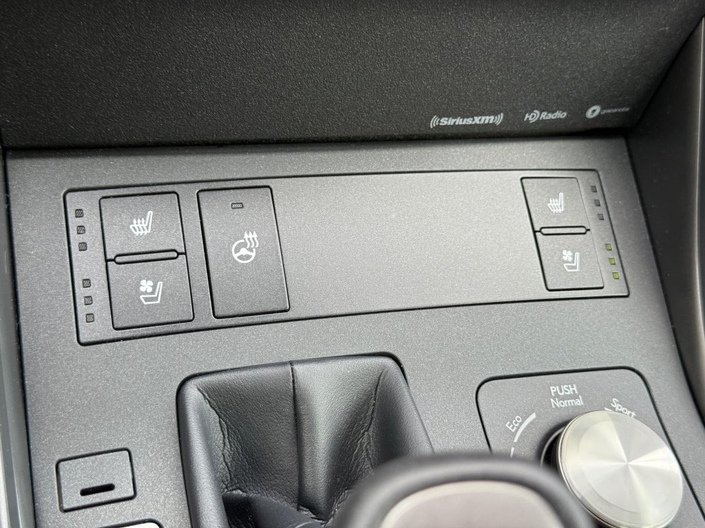 Lexus IS Vehicle Full-screen Gallery Image 21