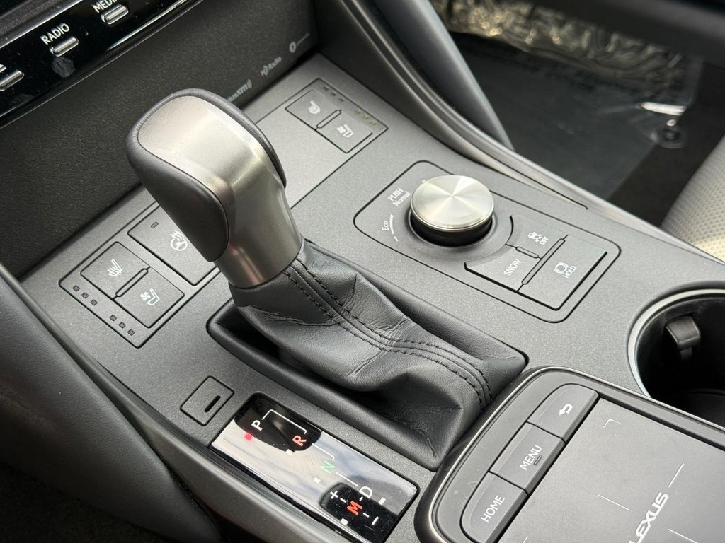 Lexus IS Vehicle Full-screen Gallery Image 22