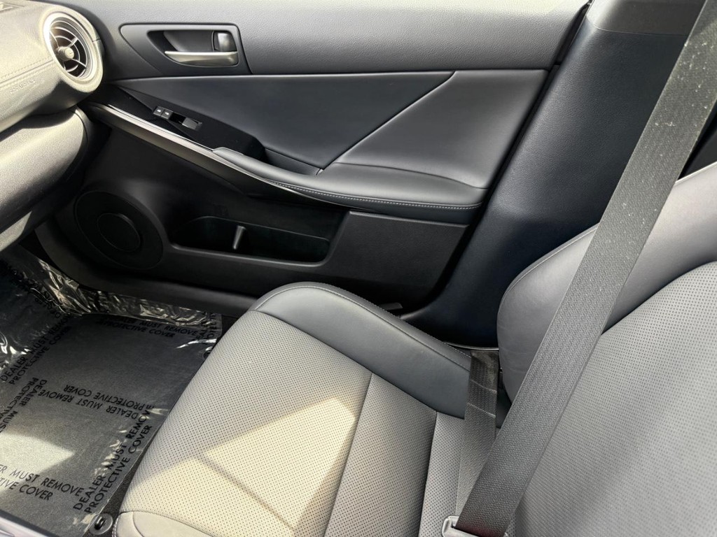 Lexus IS Vehicle Full-screen Gallery Image 24