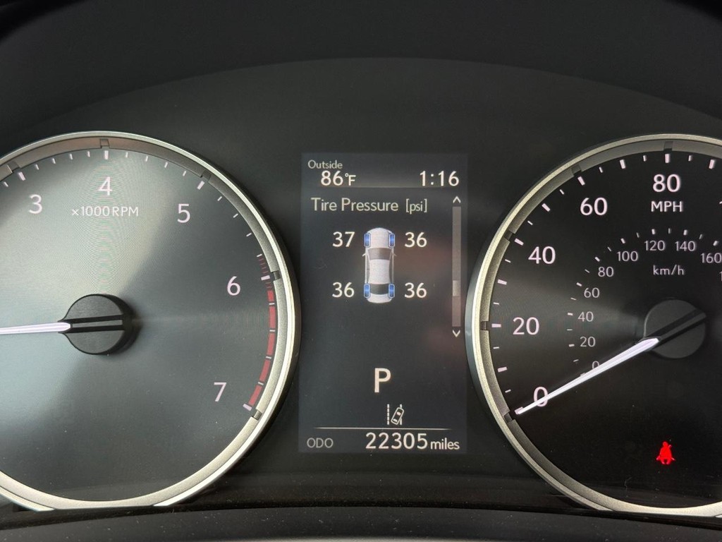 Lexus IS Vehicle Full-screen Gallery Image 25