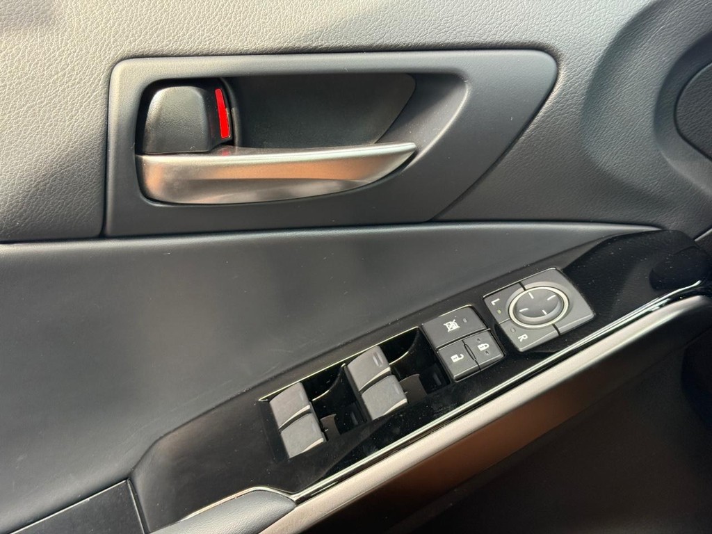 Lexus IS Vehicle Full-screen Gallery Image 26