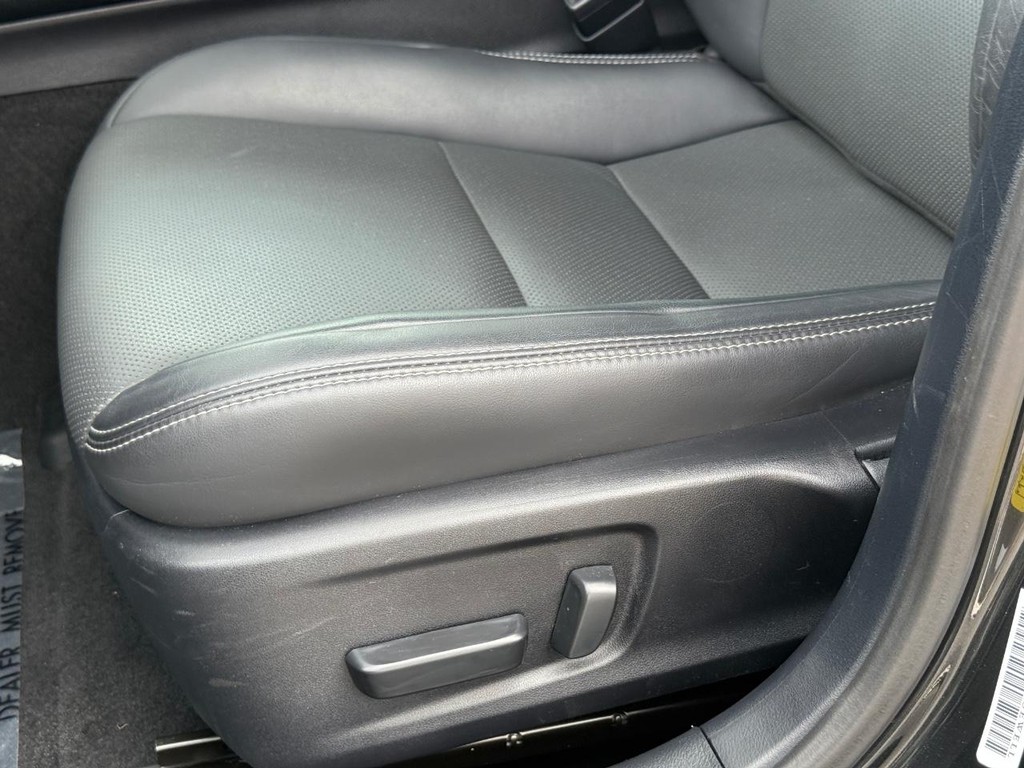 Lexus IS Vehicle Full-screen Gallery Image 27