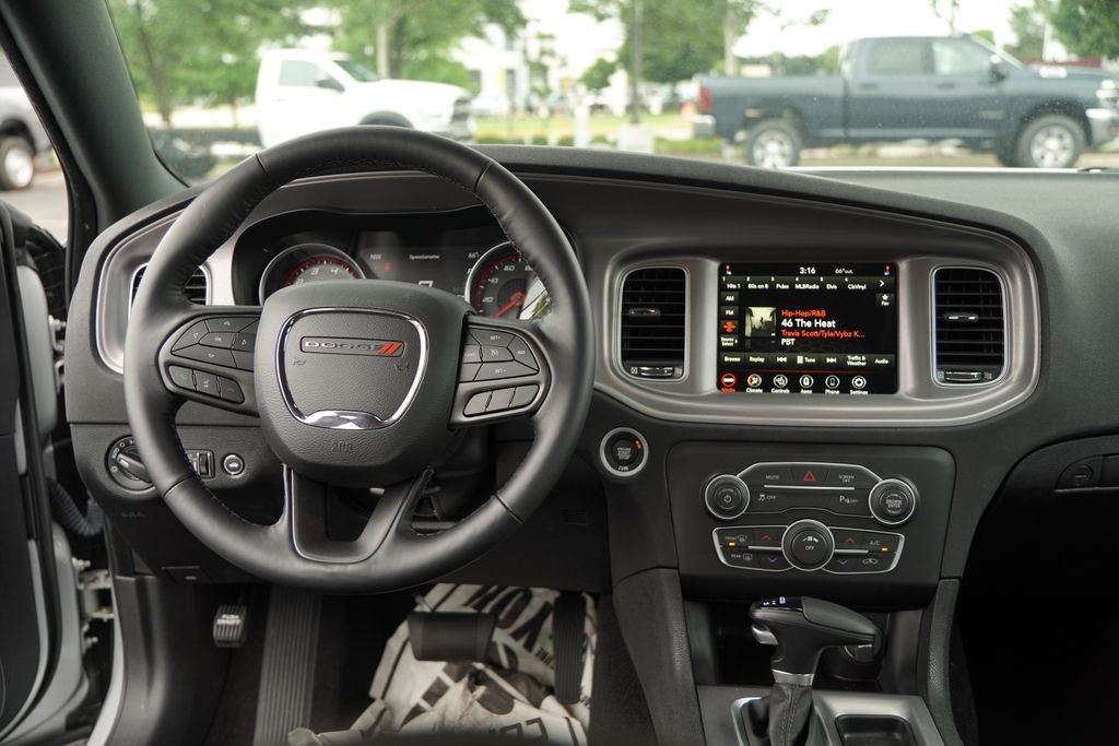 Dodge Charger Vehicle Full-screen Gallery Image 11