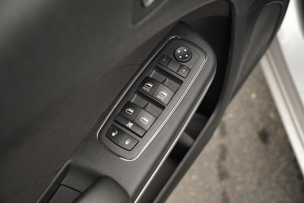 Dodge Charger Vehicle Full-screen Gallery Image 12