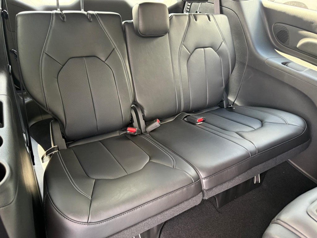 Chrysler Pacifica Vehicle Full-screen Gallery Image 05