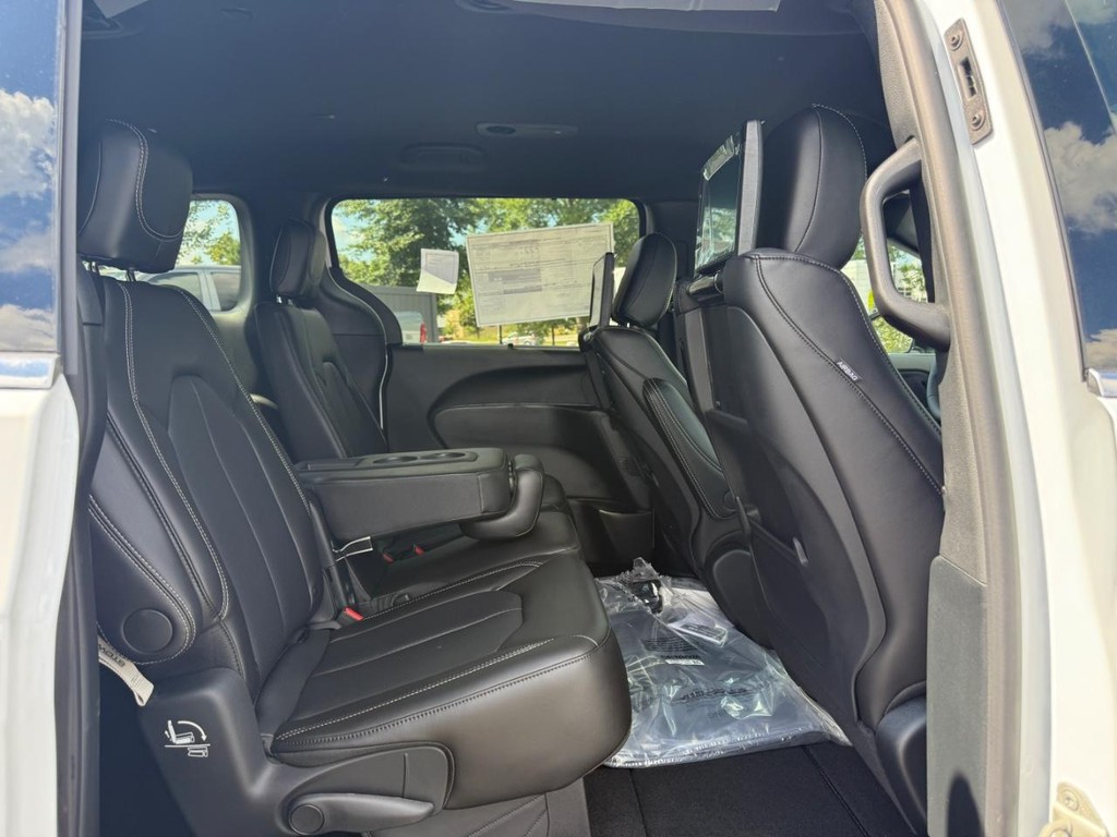 Chrysler Pacifica Vehicle Full-screen Gallery Image 06