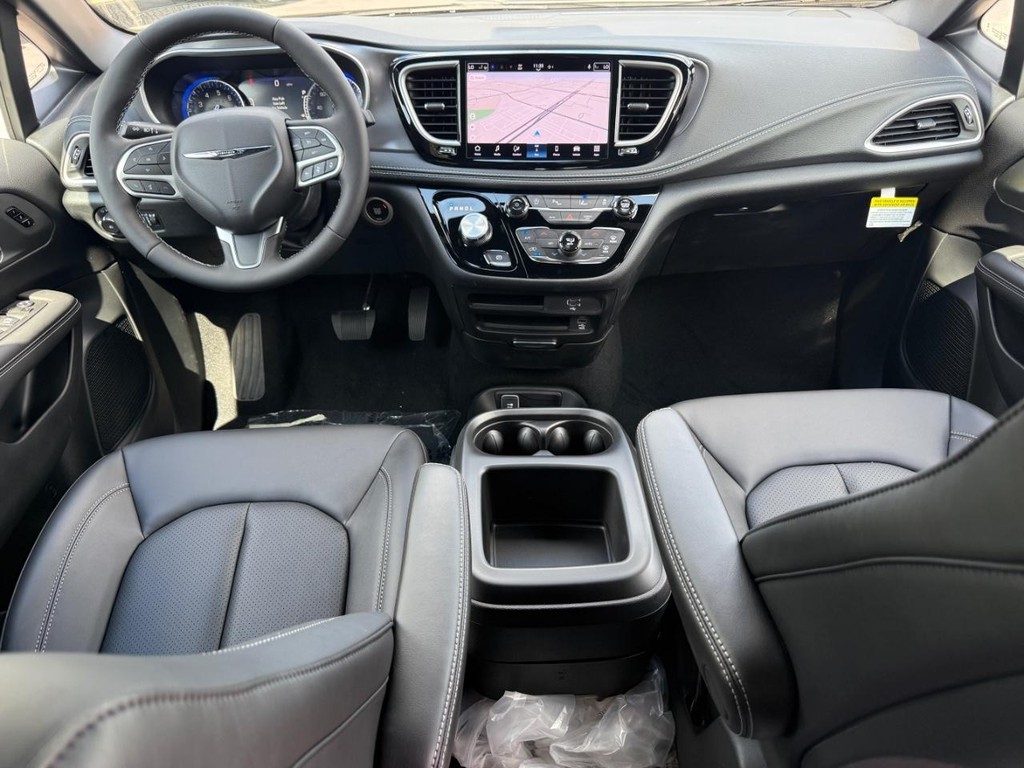 Chrysler Pacifica Vehicle Full-screen Gallery Image 09