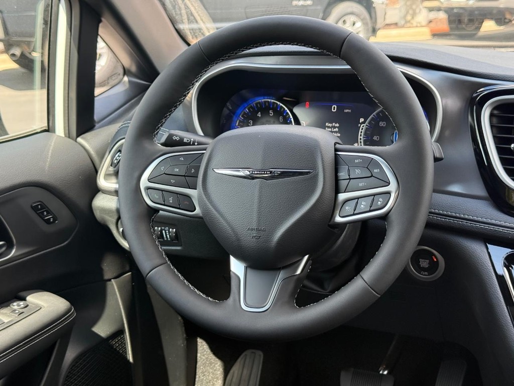 Chrysler Pacifica Vehicle Full-screen Gallery Image 10