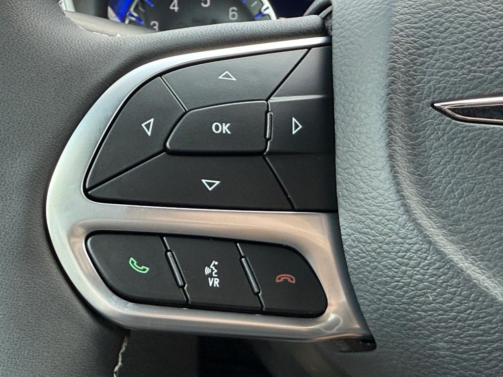 Chrysler Pacifica Vehicle Full-screen Gallery Image 11