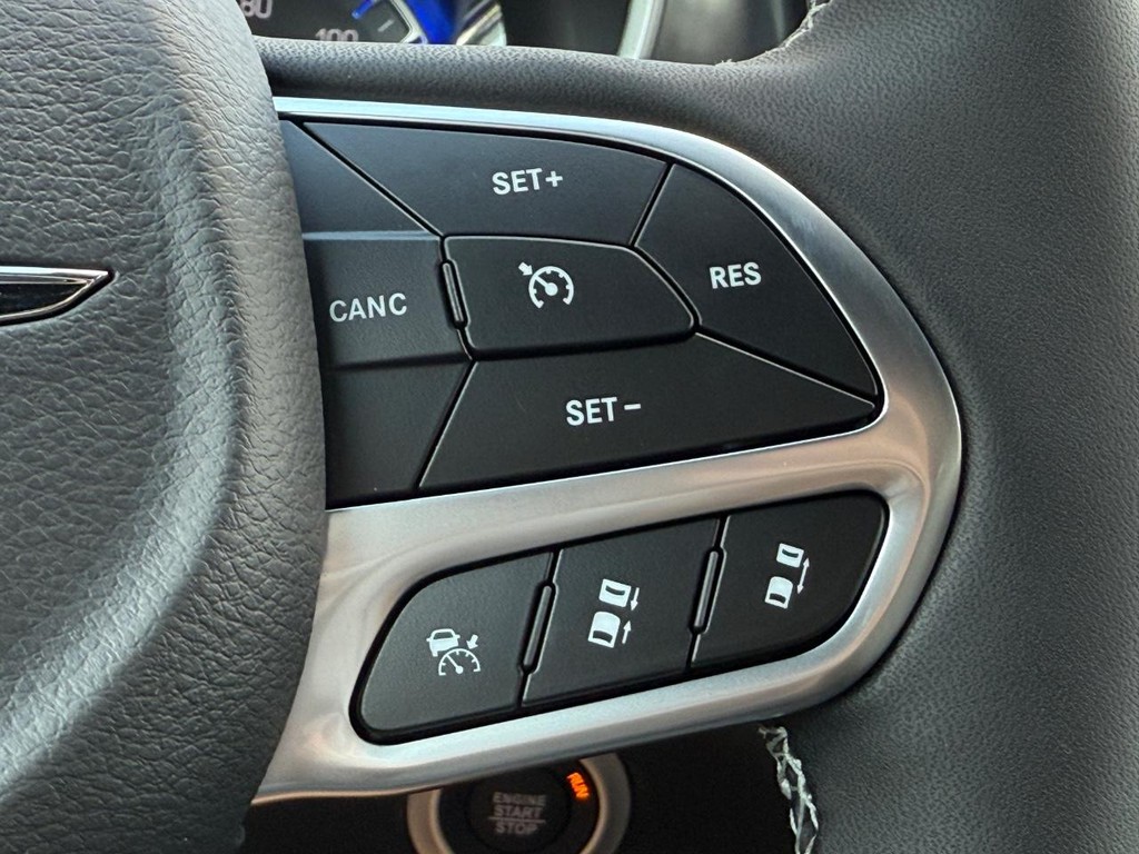 Chrysler Pacifica Vehicle Full-screen Gallery Image 12