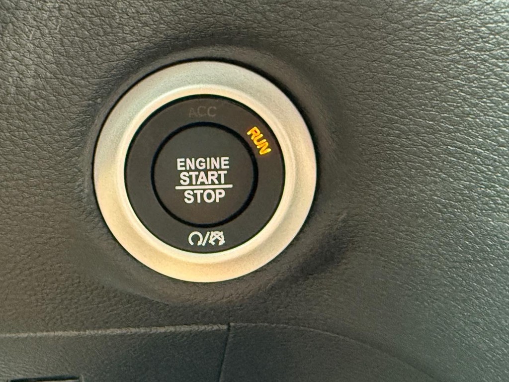 Chrysler Pacifica Vehicle Full-screen Gallery Image 13