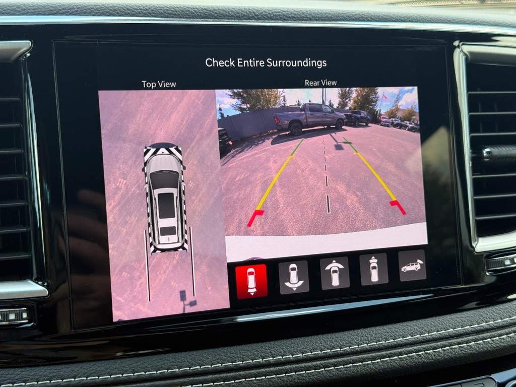 Chrysler Pacifica Vehicle Full-screen Gallery Image 16