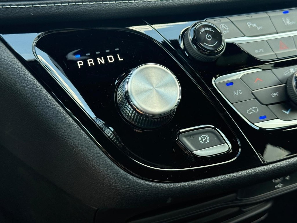 Chrysler Pacifica Vehicle Full-screen Gallery Image 17