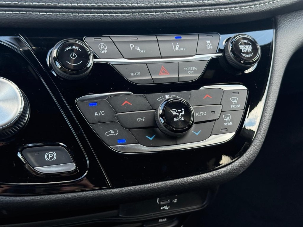 Chrysler Pacifica Vehicle Full-screen Gallery Image 18