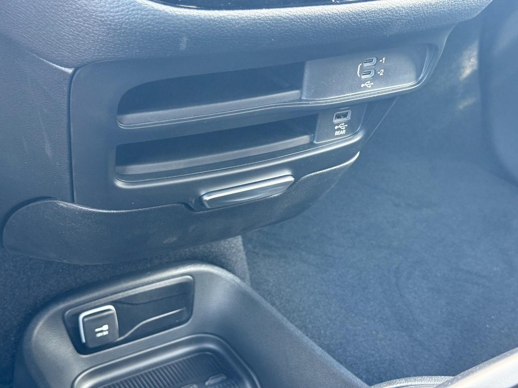 Chrysler Pacifica Vehicle Full-screen Gallery Image 19