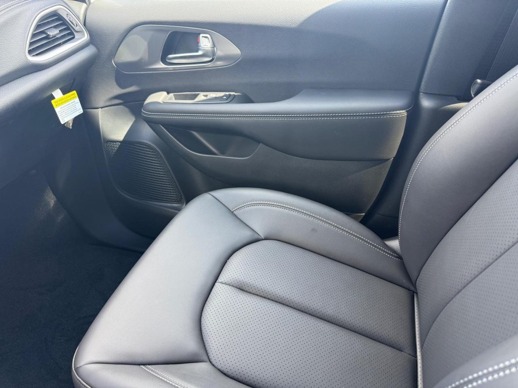 Chrysler Pacifica Vehicle Full-screen Gallery Image 20