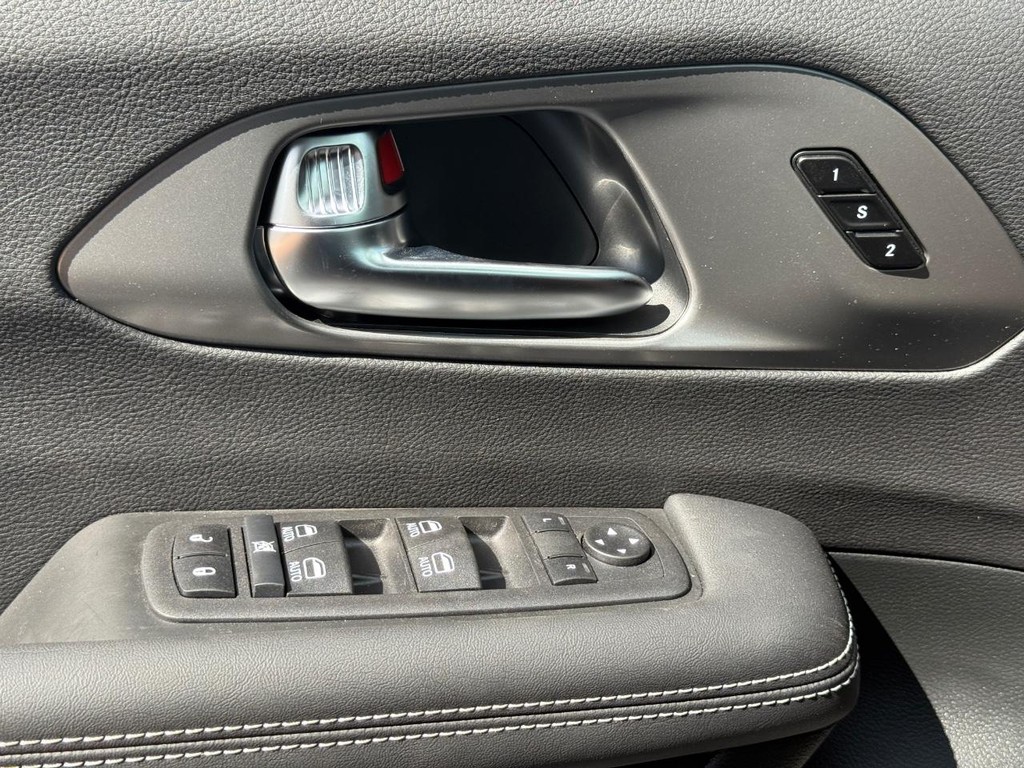 Chrysler Pacifica Vehicle Full-screen Gallery Image 21