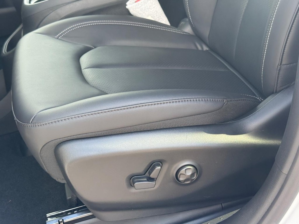 Chrysler Pacifica Vehicle Full-screen Gallery Image 22