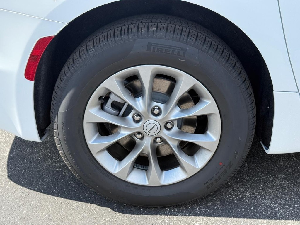 Chrysler Pacifica Vehicle Full-screen Gallery Image 04