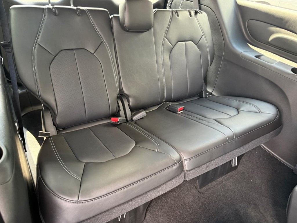 Chrysler Pacifica Vehicle Full-screen Gallery Image 05