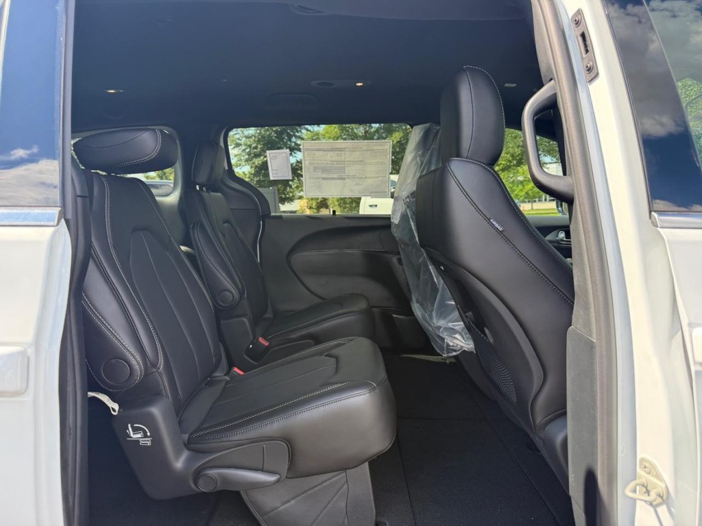 Chrysler Pacifica Vehicle Full-screen Gallery Image 06