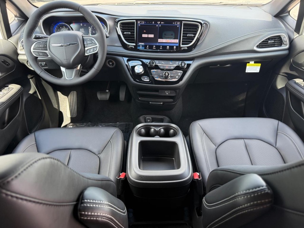 Chrysler Pacifica Vehicle Full-screen Gallery Image 07