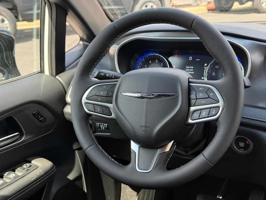 Chrysler Pacifica Vehicle Full-screen Gallery Image 08