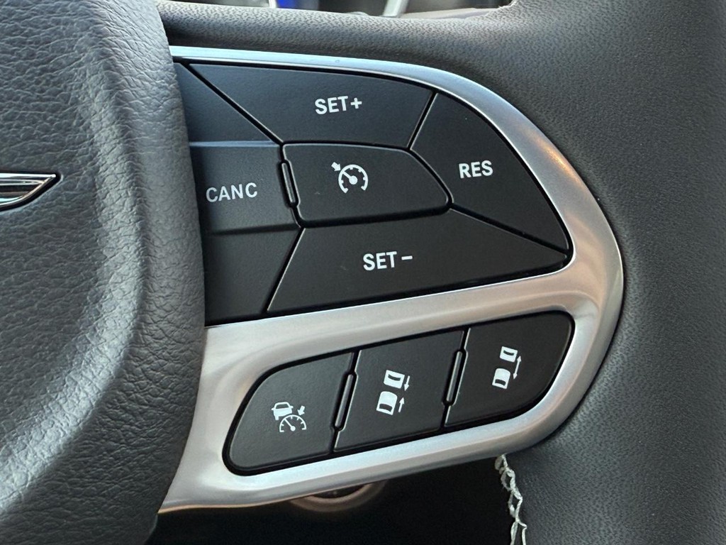 Chrysler Pacifica Vehicle Full-screen Gallery Image 10