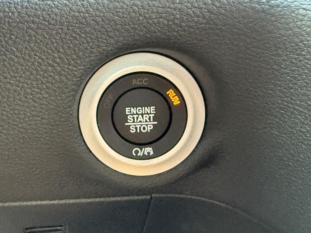 Chrysler Pacifica Vehicle Full-screen Gallery Image 11