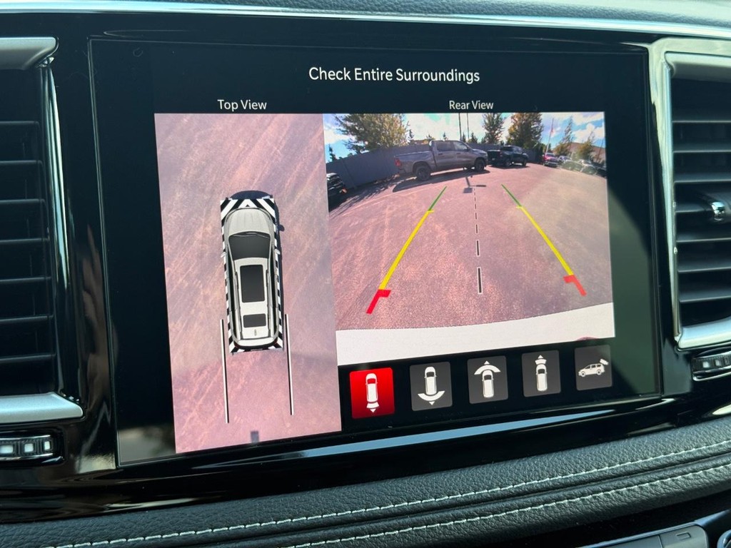 Chrysler Pacifica Vehicle Full-screen Gallery Image 14