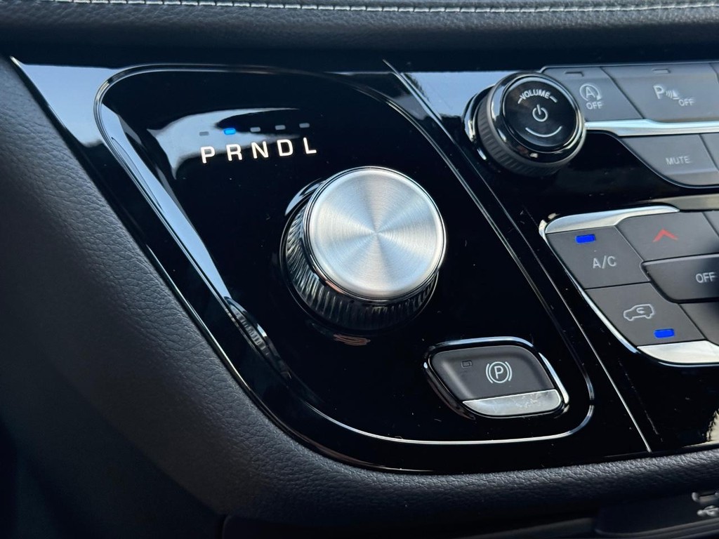 Chrysler Pacifica Vehicle Full-screen Gallery Image 15