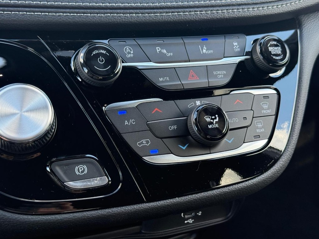 Chrysler Pacifica Vehicle Full-screen Gallery Image 16