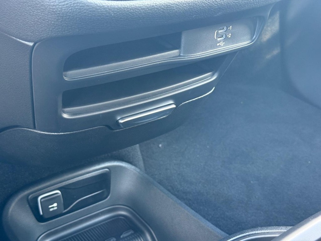 Chrysler Pacifica Vehicle Full-screen Gallery Image 17