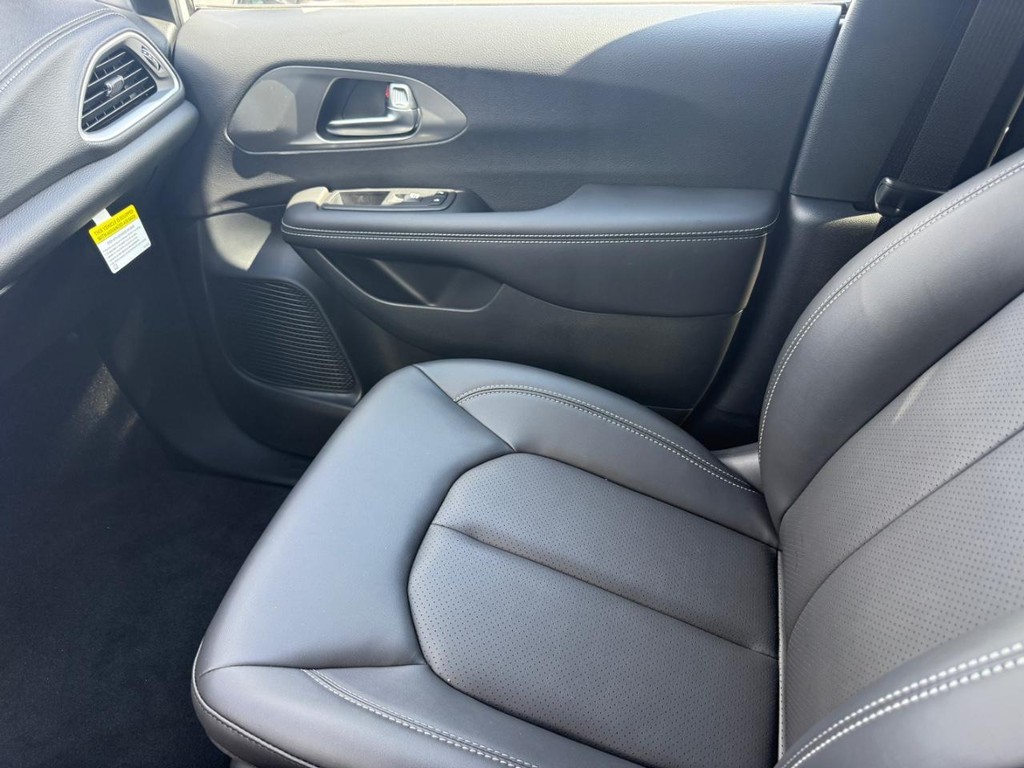 Chrysler Pacifica Vehicle Full-screen Gallery Image 18