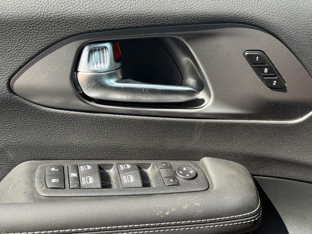 Chrysler Pacifica Vehicle Full-screen Gallery Image 19