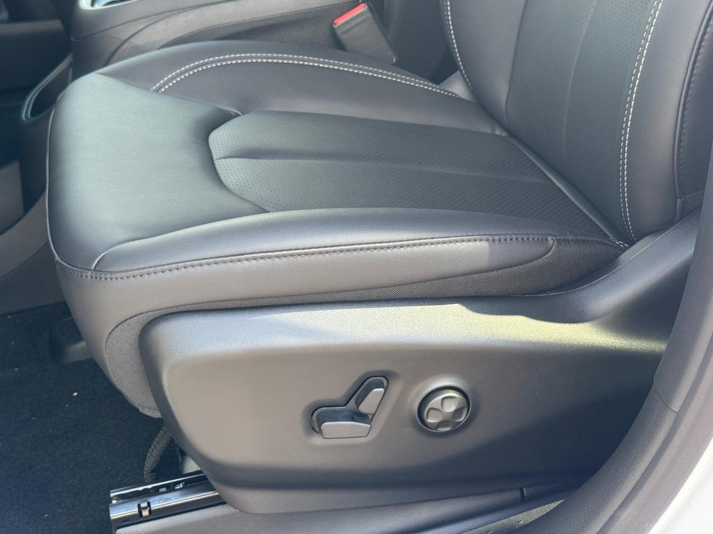 Chrysler Pacifica Vehicle Full-screen Gallery Image 20