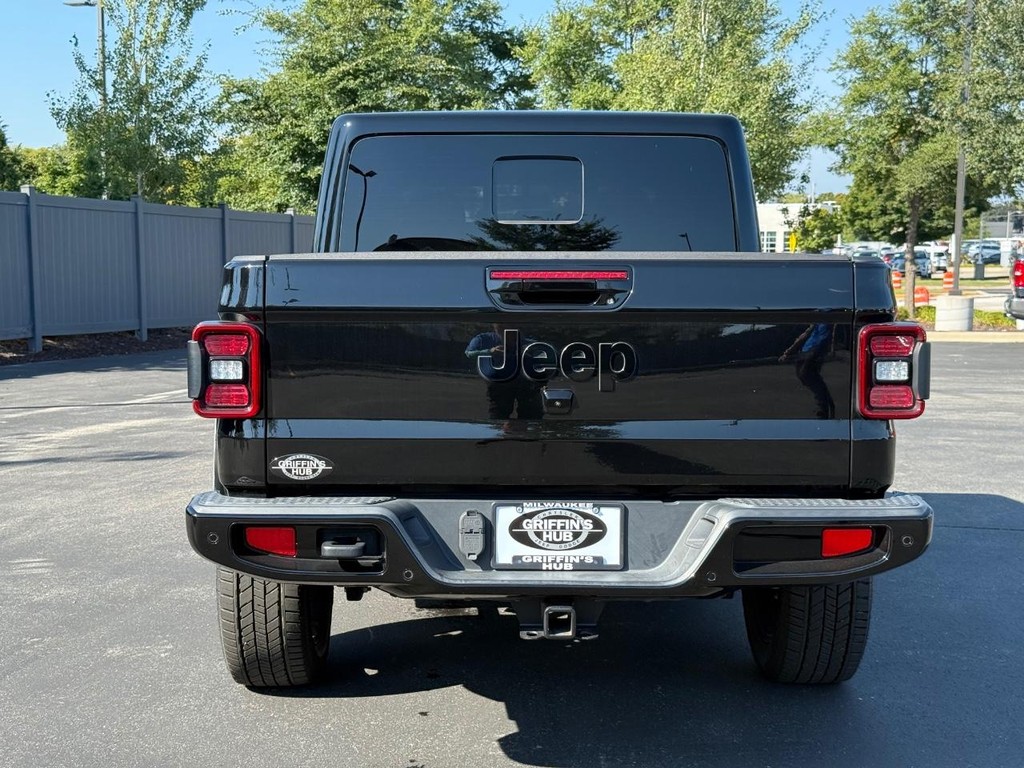 Jeep Gladiator Vehicle Full-screen Gallery Image 04