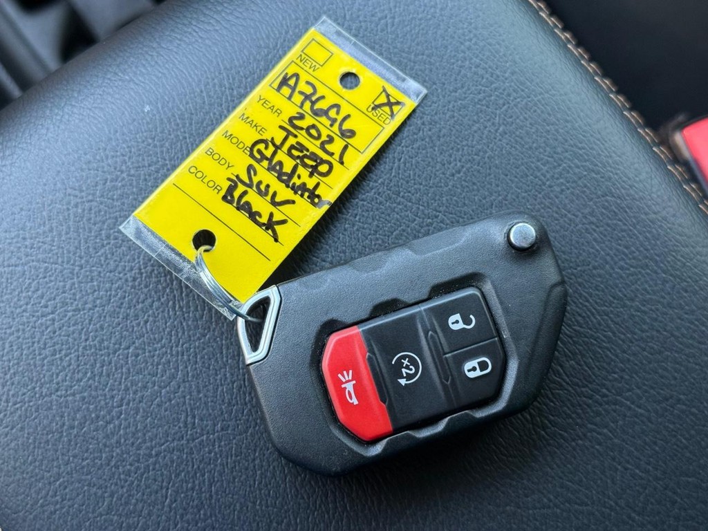 Jeep Gladiator Vehicle Full-screen Gallery Image 26