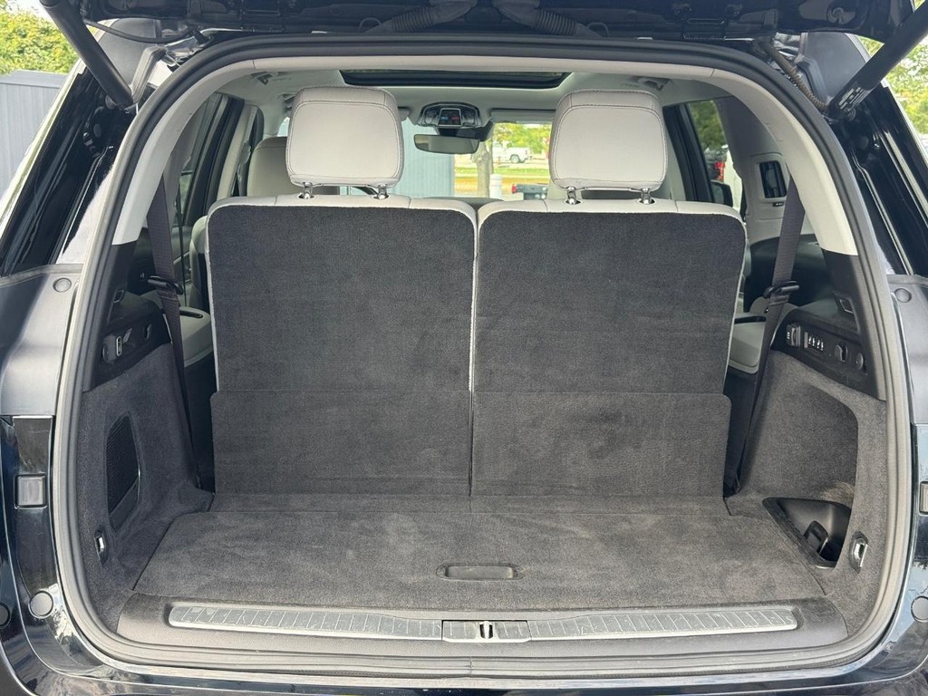 Jeep Grand Cherokee L Vehicle Full-screen Gallery Image 06