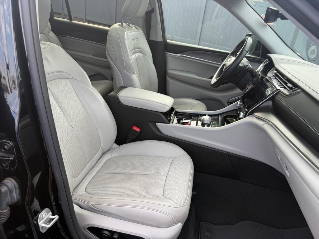 Jeep Grand Cherokee L Vehicle Full-screen Gallery Image 07